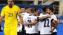 Para pemain Italia merayakan gol yang dicetak oleh Francesco Caputo ke gawang Moldova pada laga uji coba di Stadion Artemio Franchi, Kamis (9/10/2020). Italia menang dengan skor 6-0. (Marco Bucco/LaPresse via AP)