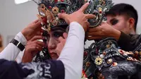 Dynand Fariz bersiap tampil di Jember Fashion Carnaval 2018. (dok. Kementerian Pariwisata/Dinny Mutiah)