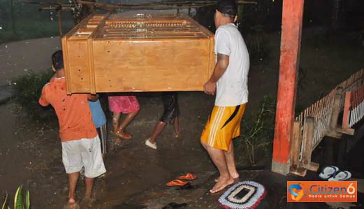 Citizen6, Jember: Warga Dusun Mandilis, Tempurejo terpaksa harus mengungsi untuk menghindari keganasan abrasi Sungai Mandilis yang semakin hari mendekat ke pemukiman penduduk, Rabu (13/4). (Pengirim: Sapto Raharjanto)