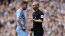 Wasit Anthony Taylor (kanan) berdiskusi dengan pemain Manchester City, Kevin De Bruyne saat pertandingan Liga Inggris antara Manchester City dan Liverpool, di Etihad Stadium, 10 April 2022. (AP/Jon Super)