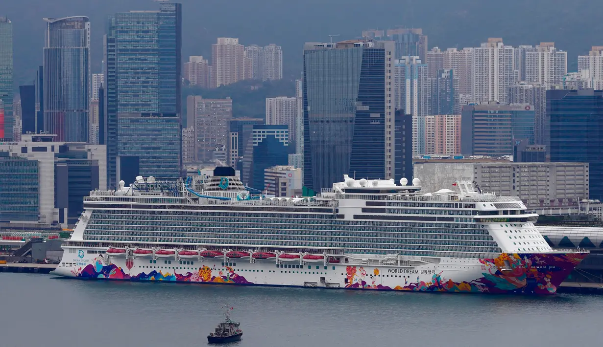 Kapal pesiar World Dream berlabuh di Kai Tak Cruise Terminal, Hong Kong, Rabu (5/2/2020). Hong Kong mengarantina lebih dari 1.800 orang di atas kapal pesiar yang berpaling dari pelabuhan Taiwan tersebut terkait wabah virus corona. (AP Photo/ Vincent Yu)