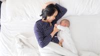 Inisasi Menyusui Dini (IMD) untuk bayi baru lahir tetap bisa dilakukan dengan sejumlah catatan. Simak panduannya dari IDAI. (FOTO: Unsplash.com/Kevin Liang).