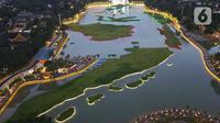 Foto udara memperlihatkan warna warni lampu Danau Archipelago di Taman Mini Indonesia Indah (TMII), Jakarta, Sabtu (31/12/2022). Pemerintah Provinsi DKI Jakarta akan memusatkan perayaan malam Tahun Baru 2023 di Taman Mini Indonesia Indah (TMII).  (Liputan6.com/Herman Zakharia)