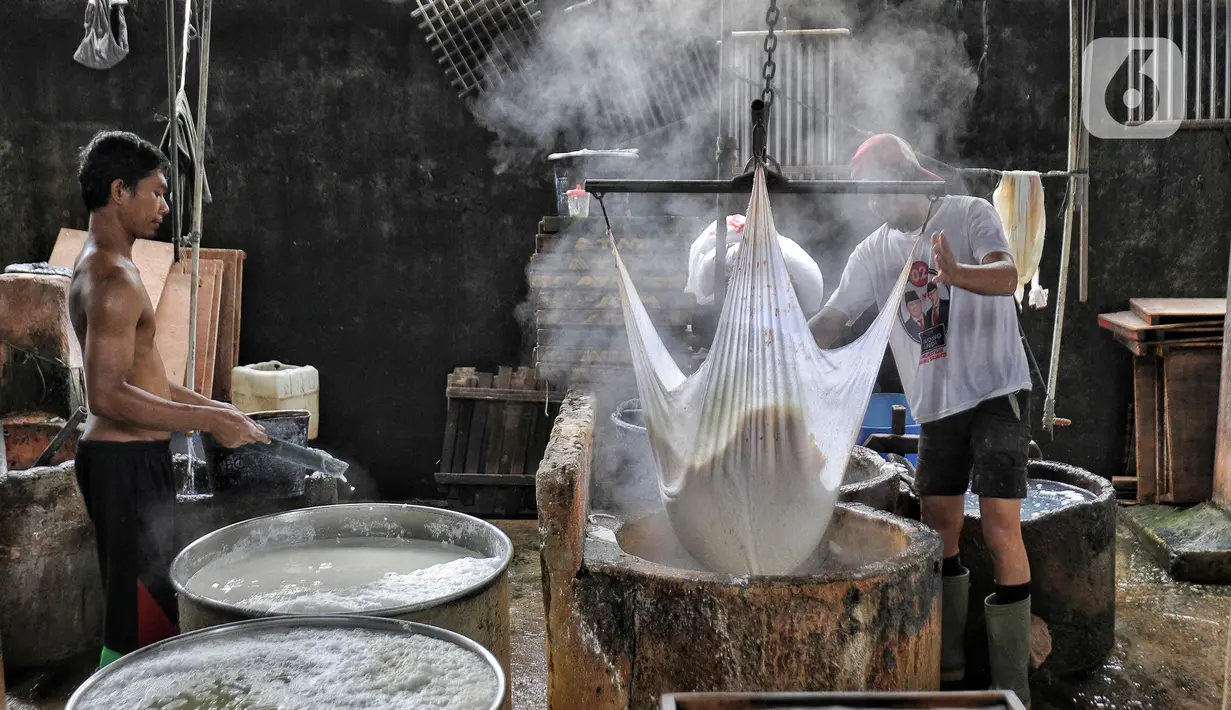 Pekerja tengah membuat tahu di industri rumahan di Jakarta, Minggu (6/11/2022).  Menteri Perdagangan (Mendag) Zulkifli Hasan menjelaskan penyebab kenaikan harga kedelai karena diimpor dari Amerika Serikat. (Liputan6.com/Angga Yuniar)