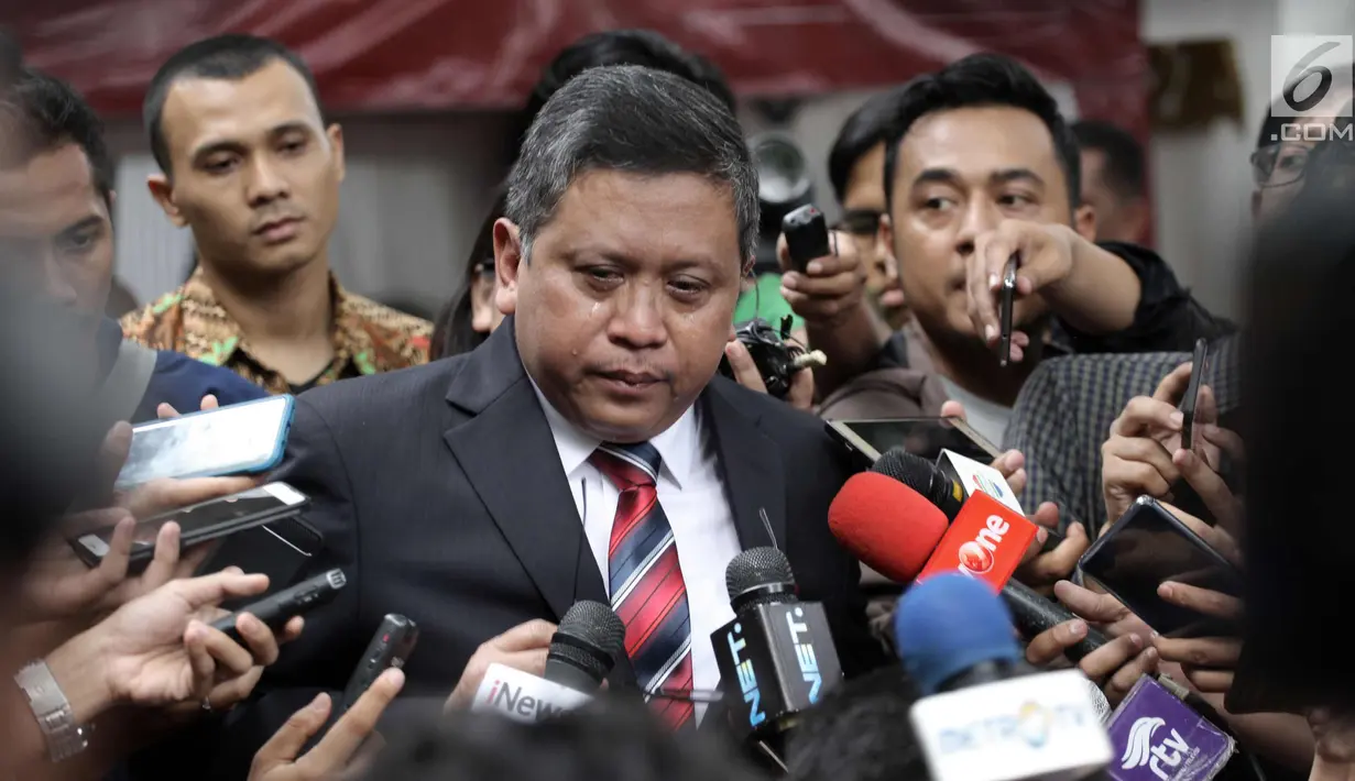Sekjen PDIP Hasto Kristiyanto menangis saat ditanya wartawan usai menemui Ketum PDIP Megawati Soekarnoputri di Teuku Umar, Jakarta, Sabtu (6/1). PDIP sendiri belum menentukan pengganti Abdullah Azwar Anas. (Liputan6.com/Arya Manggala)