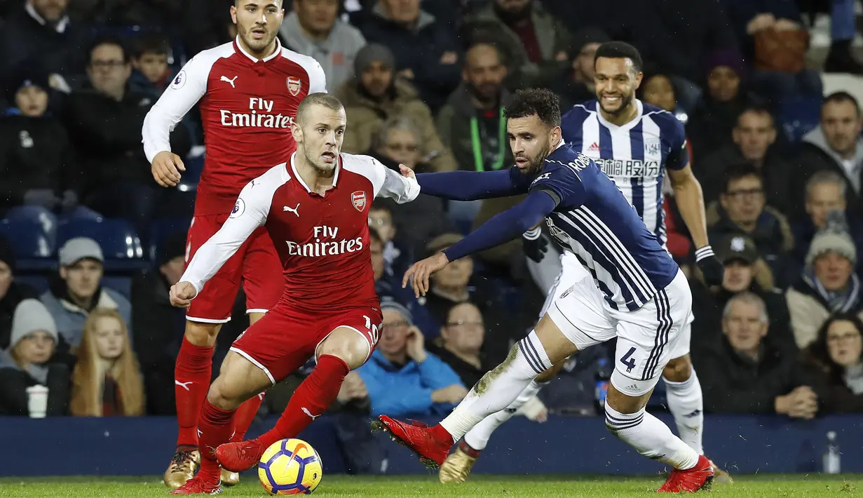 Aksi pemain Arsenal, Jack Wilshere (kiri) melewati adangan pemain West Bromwich, Hal Robson-Kanu pada lanjutan Premier League di The Hawthorns, West Bromwich, (31/12/2017). Arsenal bermain imbang 1-1 dengan West Bromwich. (Martin Rickett/PA via AP)
