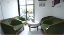Beberapa sofa dan meja kecil yang digunakan sebagai tempat menerima tamu. Dinding luar dan dalam dominasi cat warna putih. [Youtube/TAULANY TV]