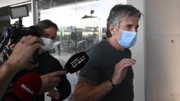 Ayah sekaligus agen Lionel Messi, Jorge Messi, tiba di Bandara, Barcelona, Rabu (2/9/2020). Kedatangan ayah Messi tersebut untuk membahas masa depan anak nya di Barcelona. (AFP/Lluis Gene)