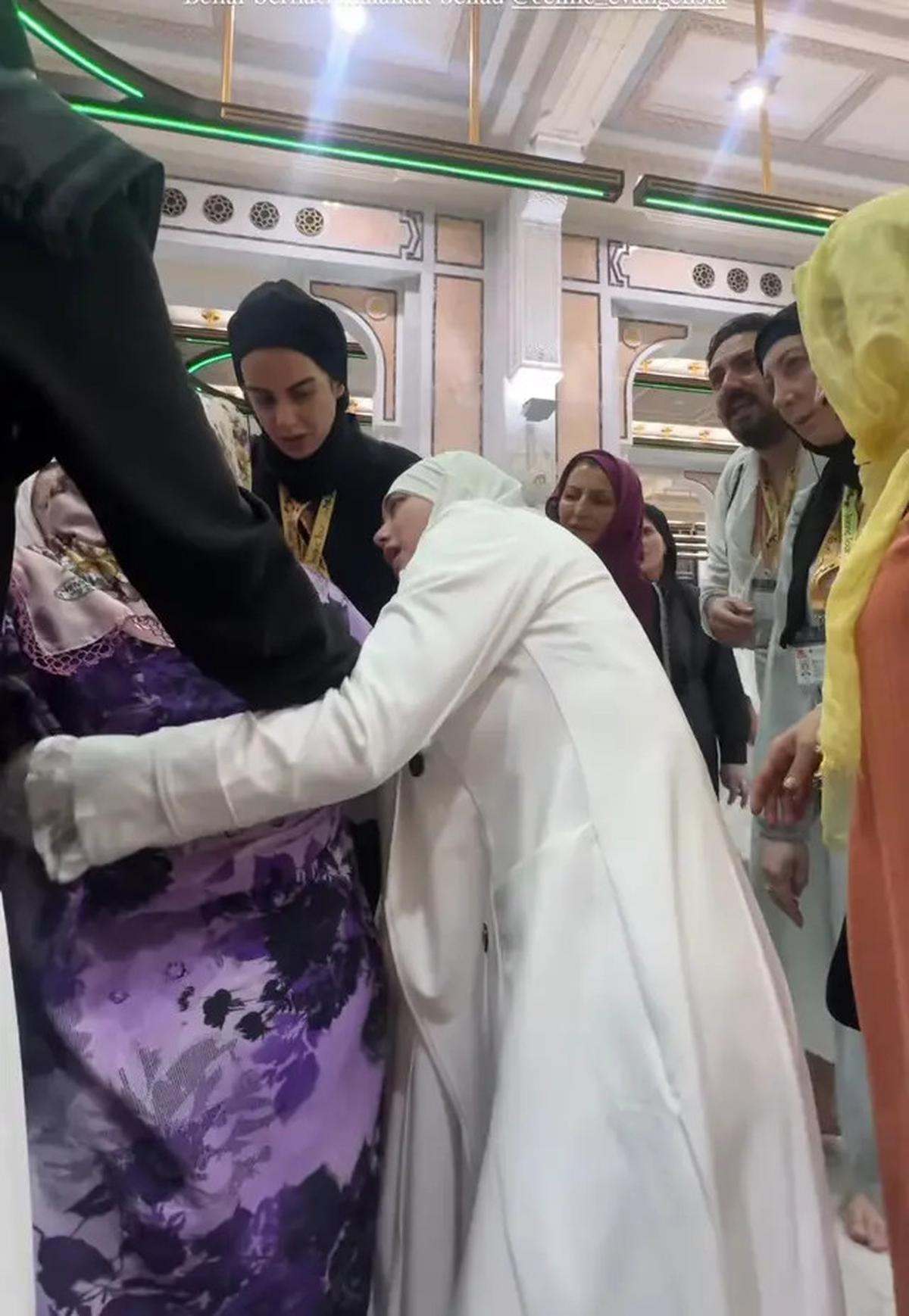 7 Momen Celine Evangelista Bantu Ibu-Ibu Terjatuh Saat Umroh, Panen Pujian