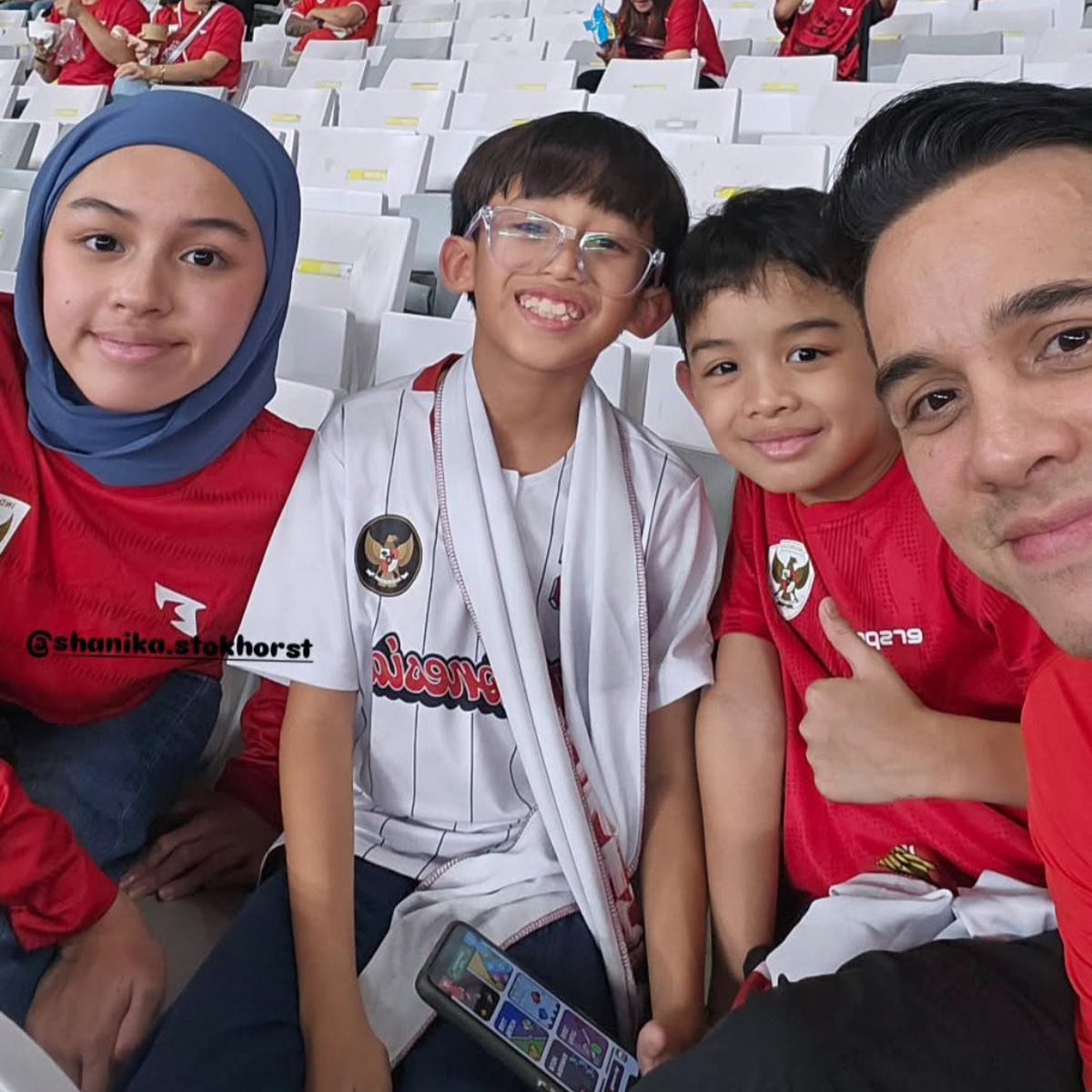 Potret Rionaldo Stokhorst Boyong Keluarga Nonton Timnas Indonesia Vs China di GBK, Putri Cantiknya Bikin Salfok