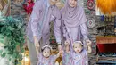 Untuk Ramadan ini, Anisa Rahma berkolaborasi dengan Brand Kickis. Si kembar Alma dan Alsha pun ikut tampil sebagai model mengenakan dress bermotif warna ungu yang senada dengan sang ayah dan sang mama. [@anisarahma_12]