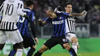 Felipe Melo coba pertahankan bola dari sergapan pemain Juventus (Reuters)