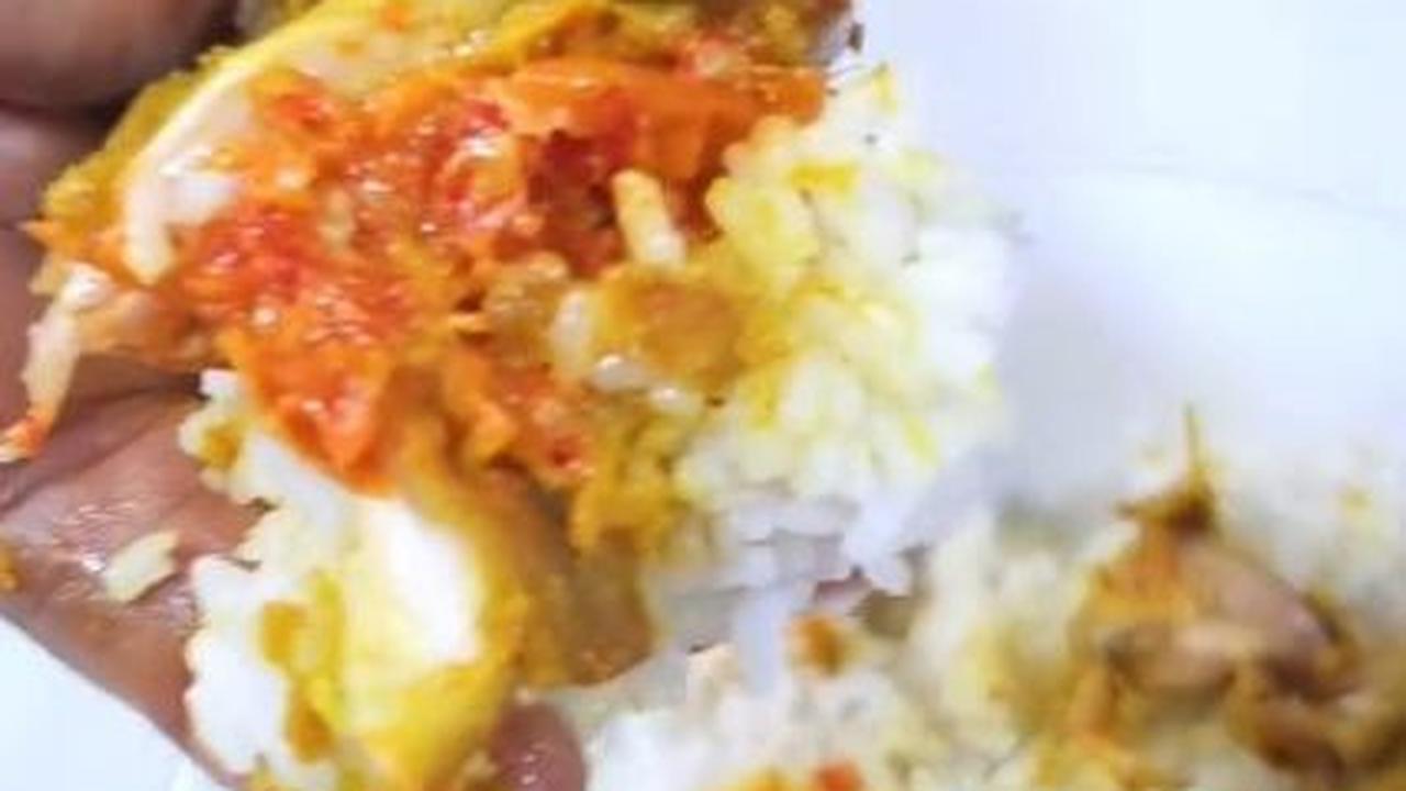 Ayam Goreng Kuning Siap untuk Disantap