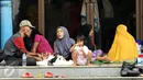 Warga Cipinang Melayu beristirahat di pelataran Masjid Raya Universitas Borobudur, Jakarta, Senin (20/2). Ratusan warga Cipinang Melayu terpaksa mengungsi akibat banjir yang menggenangi pemukiman mereka. (Liputan6.com/Helmi Fithriansyah)