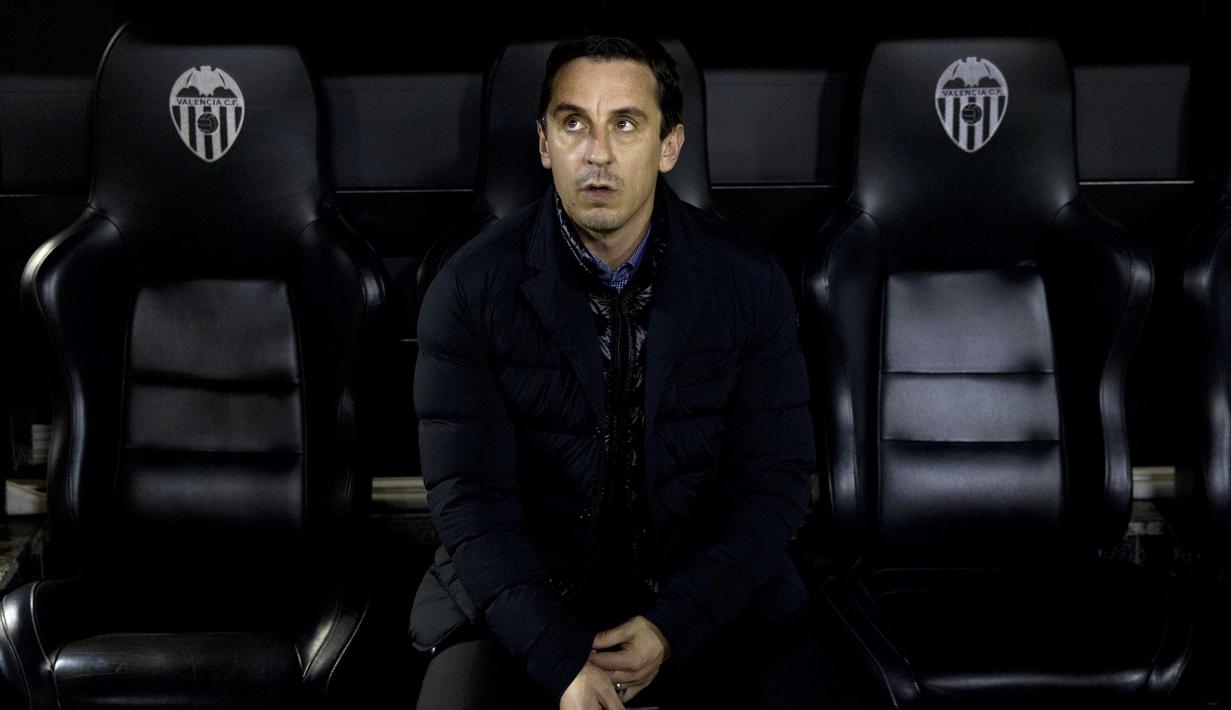 Pelatih Valencia, Gary Neville lsaat menyaksikan anak asuhnya berlaga  melawan Barcelona pada leg kedua semifinal Copa Del Rey di Stadion Mestalla, Valencia, Kamis (11/2/2016) dini hari WIB. (AFP/Jaime Reina)