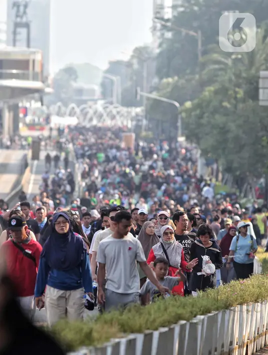 Kepadatan warga terlihat di sepanjang jalan Jenderal Sudirman dan MH Thamrin, Jakarta pada Minggu (8/6/2025). (Liputan6.com/Angga Yuniar)