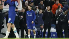 Pelatih Chelsea, Graham Potter (kanan) meninggalkan lapangan setelah dikalahkan Aston Villa pada pertandingan lanjutan Liga Inggris di stadion Stamford Bridge di London, Sabtu, 1 April 2023. (AP Photo/David Cliff)