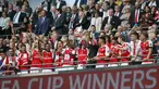 Arsenal merayakan kemenangannya menjuarai Piala FA 2016-2017 di Stadion Wembley, London, Sabtu (27/5). Arsenal mengalahkan Chelsea 2-1 dalam laga final Piala FA 2016-2017. (AP Photo)