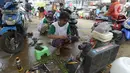 Para montir memperbaiki sepeda motor korban banjir pada layanan bengkel gratis Badan Amil Zakat Nasional (BAZNAS) di Kampung Pulo, Jakarta, Sabtu (4/1/2020). Layanan bengkel gratis ini banyak dimanfaatkan korban banjir untuk memperbaiki sepeda motornya yang sempat terendam. (merdeka.com/Imam Buhori)