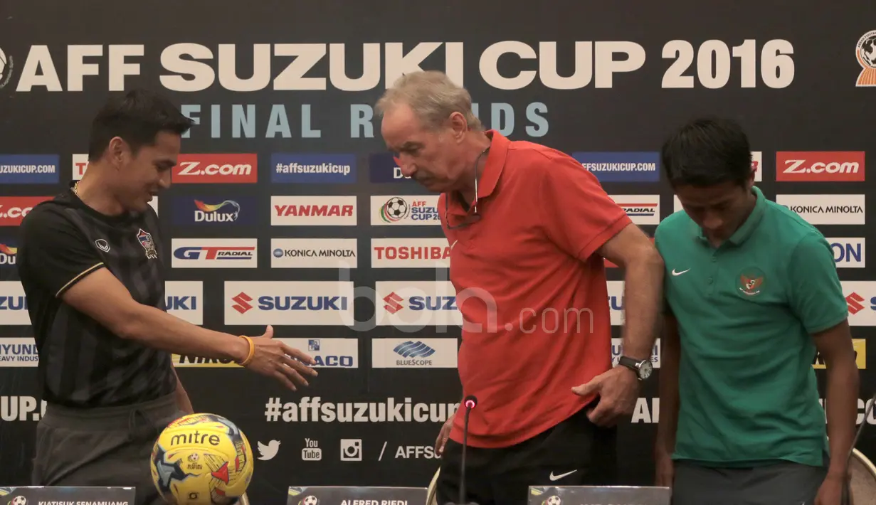 Pelatih Timnas Indonesia, Alfred Riedl, terlihat cuek saat pelatih Thailand, Kiatisuk Senamuang, mengajak bersalaman saat konferensi pers di Hotel Aston, Sentul. (13/12/2016). (Bola.com/Nicklas Hanoatubun)