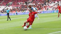 Winger Persija Jakarta, Riko Simanjuntak mencoba lepas dari pengawalan bek PSIS Semarang, Lucao dalam laga pekan ke-34 BRI Liga 1 2023/2024 di Stadion Utama Gelora Bung Karno, Jakarta, Selasa (30/4/2024) sore WIB. (Bola.com/Abdul Aziz)