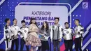 Tasya Rosmala berhasil menang dengan kategori Pendatang Baru Paling Ngetop dalam acara SCTV Music Award 2018 di Studio 6 Emtek, Jakarta, Jumat (27/4). (Liputan6.com/Faizal Fanani)