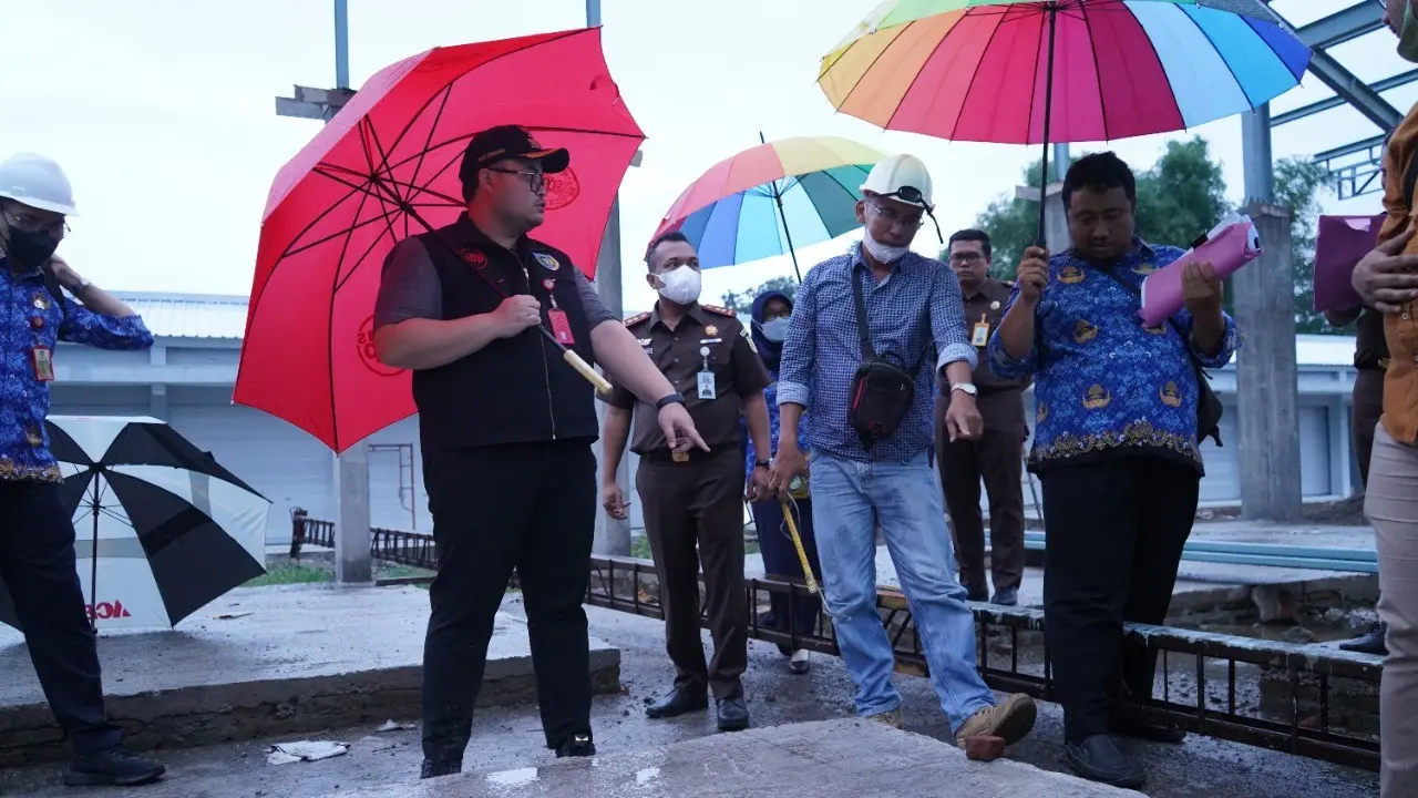 Bupati Kediri Hanindhito Himawan Pramana saat meninjau proyek pasar Wates. (kedirikab.go,id)