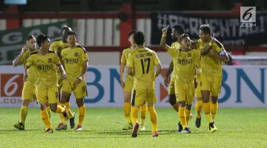 Pemain Bhayangkara FC merayakan gol yang dicetak Sani Rizki Fauzi (kedua kanan) saat melawan PSMS pada lanjutan Go-Jek Liga 1 Indonesia bersama Bukalapak di Stadion PTIK, Jakarta, Jumat (3/8). Bhayangkara FC unggul 3-1. (Liputan6.com/Helmi Fithriansyah)