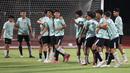 Skuad Timnas Indonesia U-16 menjalani latihan terakhir di Stadion UNS, Solo, Jawa Tengah, Minggu (30/6/2024) jelang menghadapi Australia pada laga semifinal Piala AFF U-16 2024 pada 1 Juli 2024 di Stadion Manahan, Solo. Official Training Timnas Indonesia U-16 tersebut berlangsung santai dengan dipimpin langsung sang arsitek, Nova Arianto. (Bola.com/Abdul Aziz)