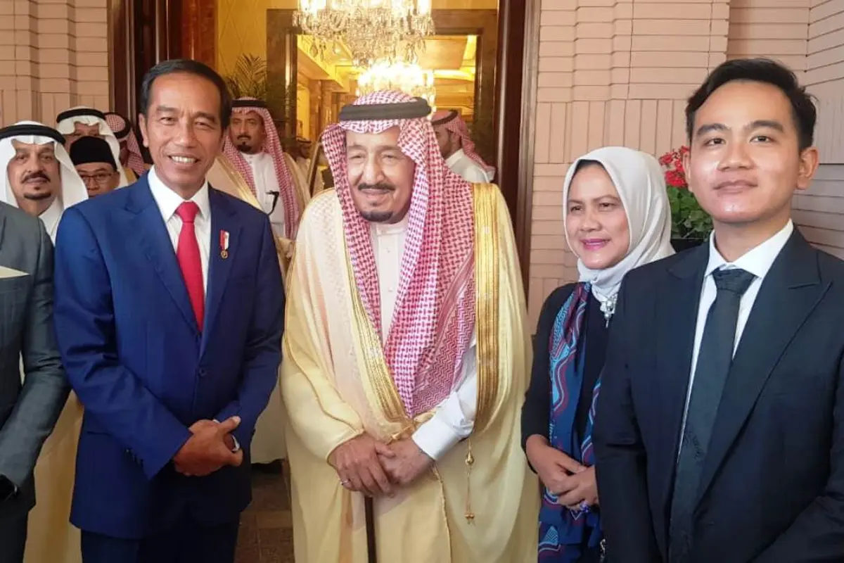 Presiden Joko Widodo atau Jokowi dan keluarga berfoto bersama Raja Salman bin Abdulaziz