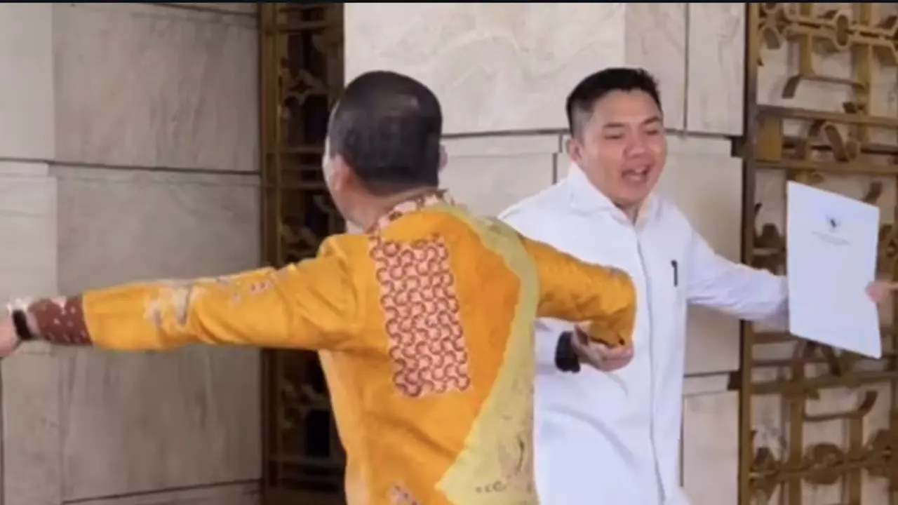 Sekretaris Kabinet (Seskab) Teddy Indra Wijaya saling tarik-tarikan dengan Menteri Energi Sumber Daya Mineral (ESDM) Bahlil Lahadalia (Istimewa)