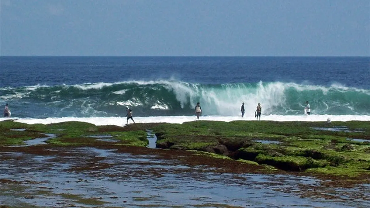 10 Pantai Cantik Garut Selatan, Memikat tapi Berbahaya