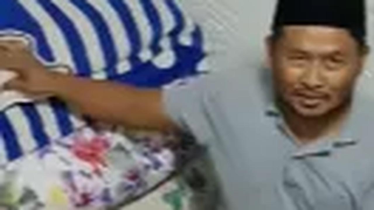 Saking kecilnya, tempat tidur Jaya harus dilipat. "Kasur sampai digulung, kalau mau tidur digelar Bang. Karena saking kecilnya," ujar Jaya.