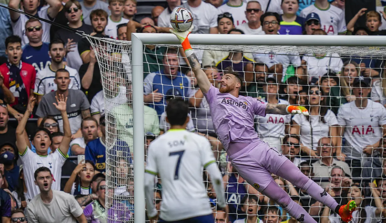 Baru pada awal babak kedua Tottenham Hotspur mampu mengancam gawang Wolverhampton dengan serangan-serangan yang terorganisir rapi. Berkali-kali peluang yang diperoleh Son Heung-min dan Harry Kane mampu dimentahkan kiper Wolves Jose Sa. (AP/Frank Augstein)