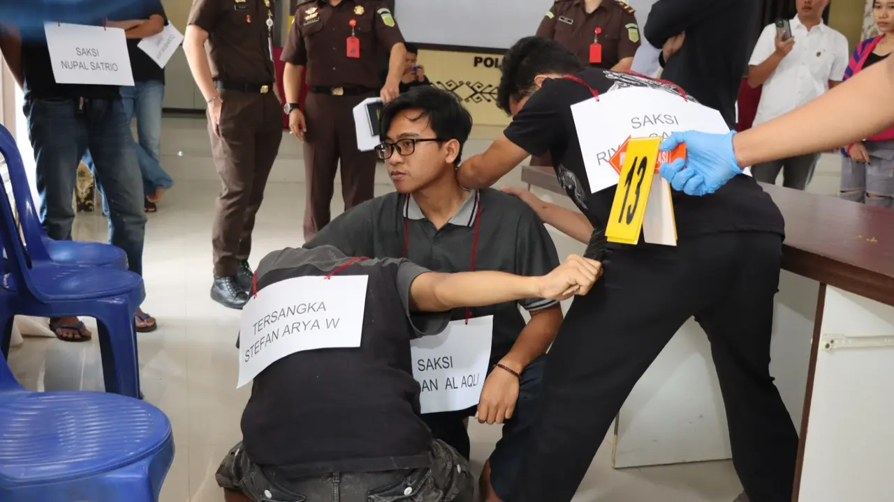 Rekonstruksi dengan memperagakan 22 adegan yang mengungkap kronologi pertengkaran hingga aksi penusukan dua pengunjung di arena biliar Pringsewu, Lampung.