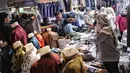Sejumlah pengunjung saat mencari busana muslim di Pasar Tanah Abang Blok A, Jakarta, Minggu (5/5/2019). Warga Jakarta dan sekitarnya sudah mulai memadati kawasan tersebut untuk berbelanja perlengkapan dan kebutuhan menyambut bulan Ramadan. (Liputan6.com/Faizal Fanani)