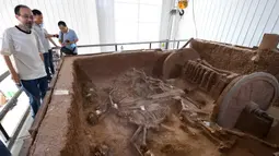 Sebuah kereta perunggu yang direstorasi dipamerkan di sebuah pangkalan Institut Arkeologi Provinsi Shaanxi di Kota Xi'an, Provinsi Shaanxi, China pada 30 Juli 2020. Digali di situs Zhouyuan, pada 2014, kereta kuda ini memiliki panjang 3,13 meter, lebar 2,7 meter, dan tinggi 1,5 meter. (Xinhua/Li Yib