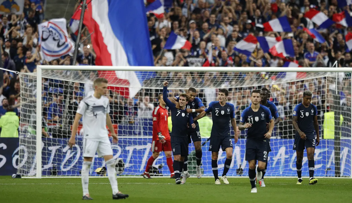 Para pemain Prancis merayakan gol yang dicetak oleh Antoine Griezmann ke gawang Jerman pada laga UEFA Nations League di Stade de France, Paris, Selasa (16/10/2018). Prancis menang 2-1 atas Jerman. (AP/Francois Mori)
