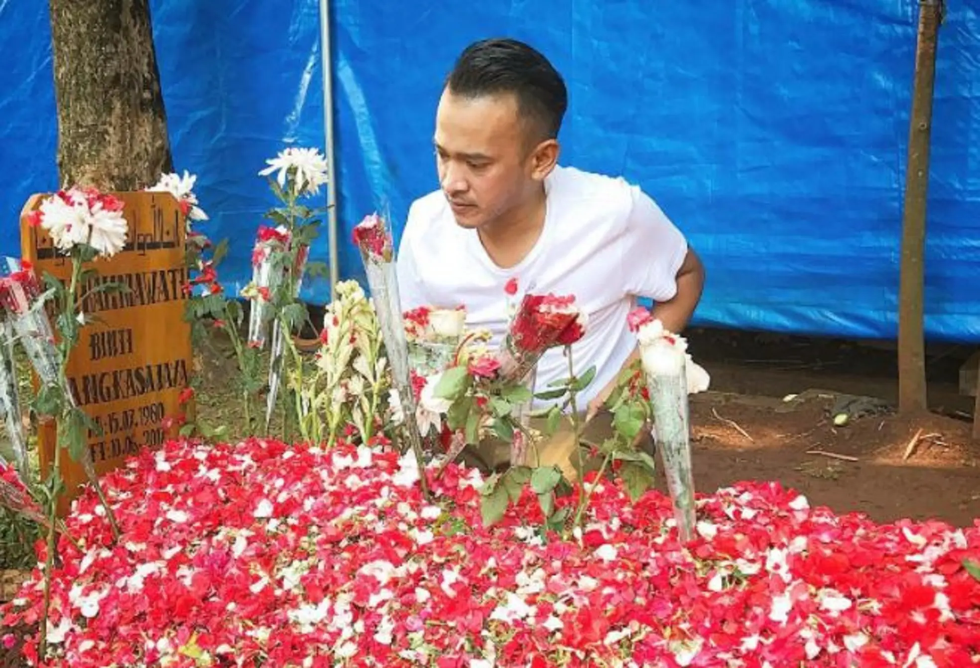 Ruben Onsu berziarah ke makam Julia Perez (Instagram/@ruben_onsu)