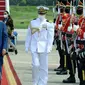 Perdana Menteri Jepang Yoshihide Suga berjalan menuju mobilnya setibanya di Bandara Halim Perdanakusuma, Jakarta, 20 Oktober 2020. Lawatan kenegaraan tersebut dalam rangka meningkatkan hubungan bilateral antar kedua negara. (Indonesian Presidential Palace via AP)