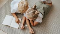 Ilustrasi anak-anak yang belajar menulis tegak bersambung. (Sumber foto: Pexels.com)