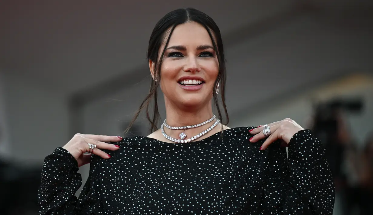 Adriana Lima berpose saat karpet merah film "The Killer" yang dipersembahkan dalam kompetisi Festival Film Venesia ke-80 di Venice Lido, Minggu (3/9/2023). (Photo by Tiziana FABI / AFP)