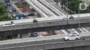 Sejumlah sepeda motor nekat melintasi jalan layang non tol (JLNT) Casablanca, Jakarta, Selasa (10/12/2019). Meskipun Sudah dilarang namun masih banyak para pengendara sepedah motor nekat memasuki jalur tersebut. (Liputan6.com/Angga Yuniar)