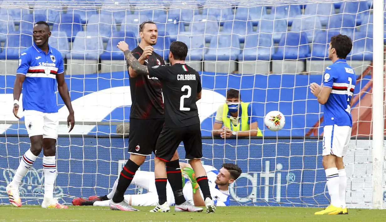 Pemain AC Milan, Zlatan Ibrahimovic, melakukan selebrasi usai mencetak gol ke gawang Sampdoria pada laga Serie A di Stadion Luigi Ferraris, Rabu (29/7/2020). AC Milan menang 4-1 atas Sampdoria. (Tano Pecoraro/LaPresse via AP)