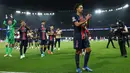 Pemain Paris Saint-Germain, Marquinhos (kanan) bersama rekan setimnya memberikan penghormatan kepada para suporter di akhir laga matchday 1 League Phase Liga Champions 2024/2025 melawan Girona FC di Stadion Parc des Princes, Paris, pada Rabu (18/9/2024) atau Kamis (19/9/2024) dini hari WIB. (FRANCK FIFE/AFP)