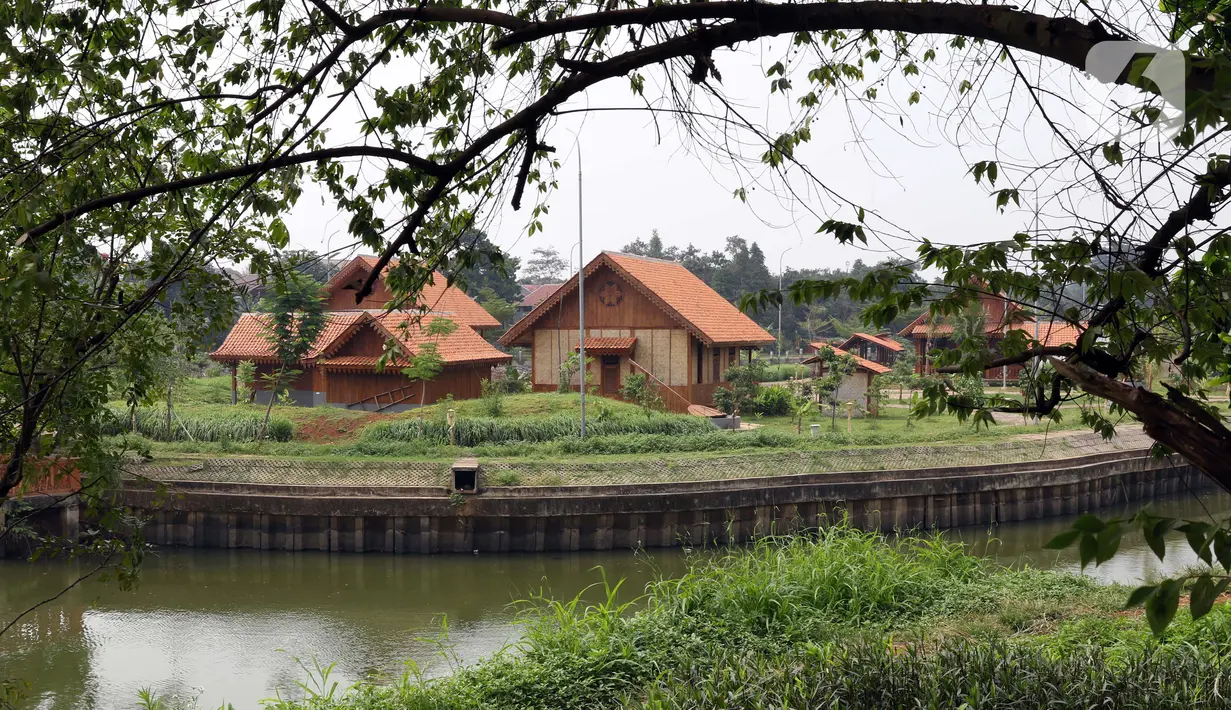 Suasana replika Perkampungan Budaya Betawi Setu Babakan, Jakarta, Sabtu (14/3/2020). Kawasan Setu Babakan ditutup sementara menyusul instruksi Gubernur DKI Jakarta yang menutup sejumlah lokasi wisata selama 14 hari kedepan sebagai antisipasi penyebaran COVID-19. (Liputan6.com/Helmi Fithriansyah)