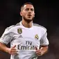 Eden Hazard harus berjuang dengan performa buruk dan cedera saat membela Real Madrid. Hal itu membuat Los Blancos bersedia menjual mantan pemain Chelsea tersebut dengan harga 21 juta poundsterling. West Ham United dan Everton dikabarkan tertarik untuk mengontrak Hazard. (AFP/Oscar Del Pozo)