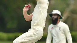 Pemain Inggris Chris Woakes bersiap melempar bola saat bertanding melawan Cricket Australia XI pada hari ketiga pertandingan tur empat hari Ashes di Stadion Tony Ireland di Townsville (17/11). (AFP Photo/Peter Parks)