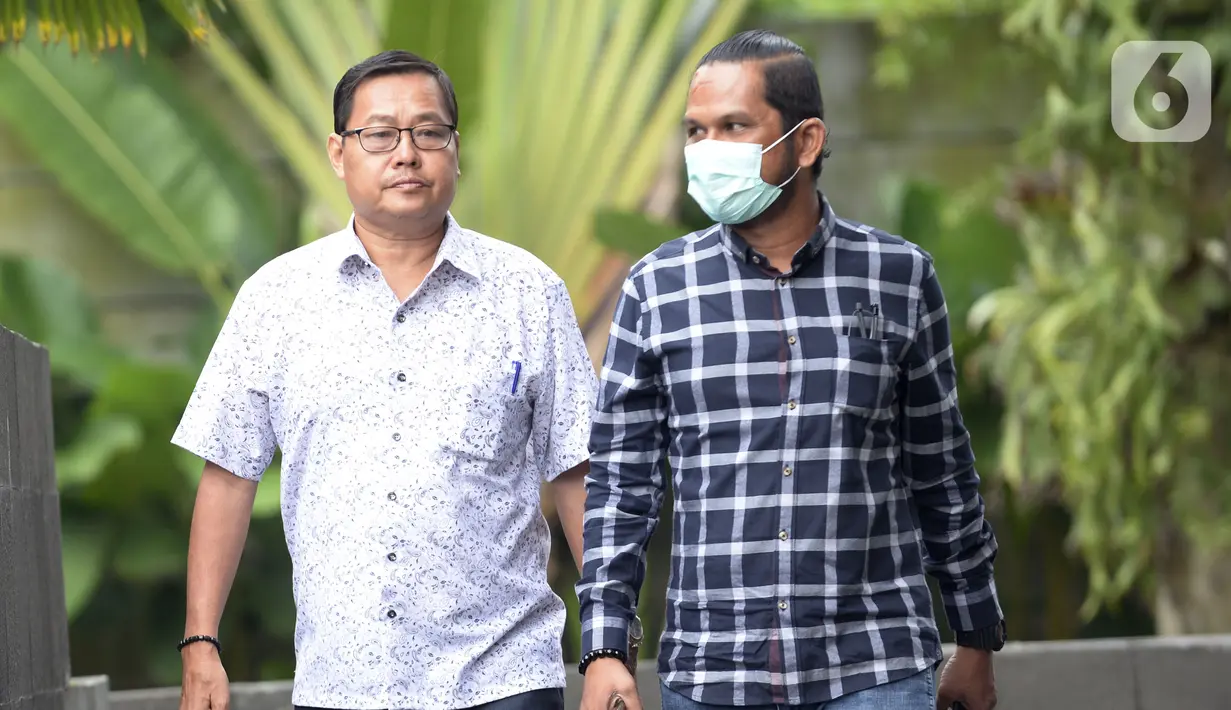 Mantan Ketua DPRD Kabupaten Bengkalis Abdul Kadir (kiri) tiba di Gedung KPK, Jakarta, Rabu (18/3/2020). Abdul Kadir diperiksa sebagai saksi untuk tersangka Bupati nonaktif Bengkalis Amril Mukminin terkait dugaan menerima suap proyek pembangunan Jalan Duri-Sei Pakning. (merdeka.com/Dwi Narwoko)