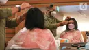 Seorang donatur saat di salon usai memotong rambut bagi pasien kanker pada kegiatan Hair to Share di MRCC Siloam Hospitals Semanggi, Jakarta, Rabu (03/02/2021). Donasi rambut bagi pasien kanker digelar dalam rangka Hari Kanker Sedunia 2021 pada yang jatuh pada 4 Februari. (Liputan6.com/Fery Pradolo)